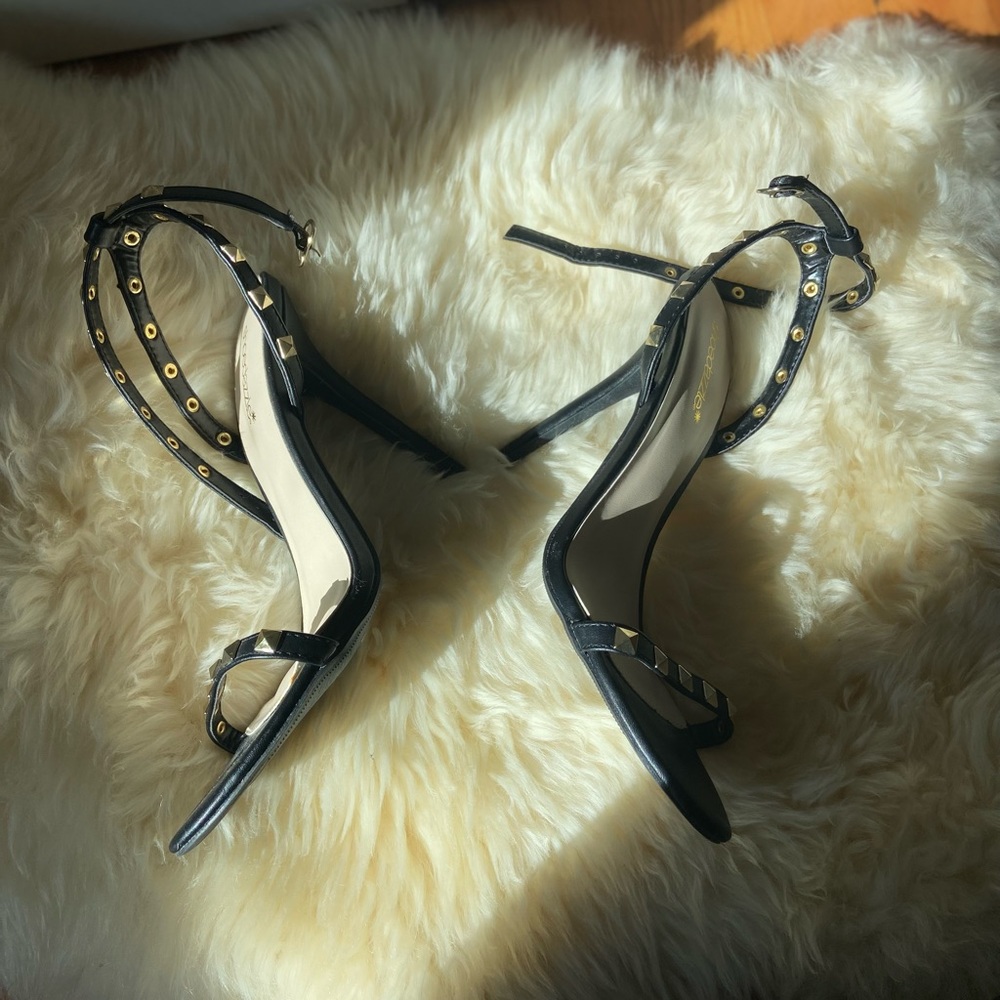 Black and gold heels sandals from shoedazzle. Never worn before,Great for a date